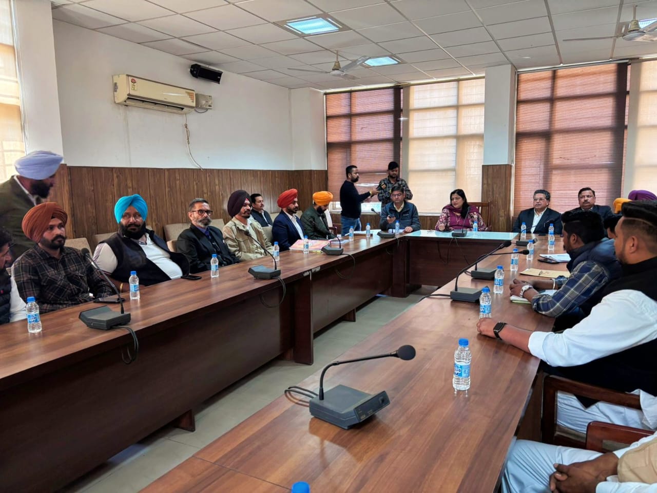 ਰਾਜਪੁਰਾ ਚ ਥਰਮਲ ਪਲਾਂਟ ਮੁੱਖੀ ਅਤੇ ਨੇੜਲੇ ਪਿੰਡਾਂ ਦੇ ਸਰਪੰਚਾਂ ਚ ਹੋਈ ਮੀਟਿੰਗ, ਮੰਗਾਂ ਸਬੰਧੀ ਇਕ ਮਹੀਨੇ ਦਾ ਸਮਾਂ ਨਿਰਧਾਰਤ   ਵਿਧਾਇਕਾਂ ਨੀਨਾ ਮਿੱਤਲ ਅਤੇ ਐਸ ਡੀ ਐਮ ਰਾਜਪੁਰਾ ਦੀ ਮੌਜੂਦਗੀ ਨਾਭਾ ਪਾਵਰ ਪਲਾਂਟ ਦੇ ਮੁੱਖੀ ਨੇ ਮੰਗਾਂ ਬਹਾਲ ਦਾ ਦਿੱਤਾ ਭਰੋਸਾ