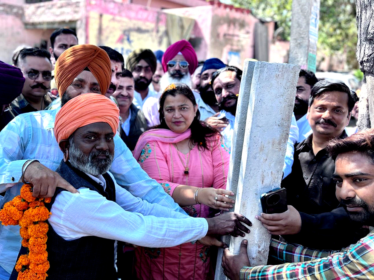 ਹਲਕਾ ਰਾਜਪੁਰਾ ਵਿਧਾਇਕਾ ਮੈਡਮ ਨੀਨਾ ਮਿੱਤਲ ਨੇ ਪਾਰਕ ਦੇ ਨਵੀਨੀਕਰਨ ਦਾ ਰੱਖਿਆ ਨੀਂਹ ਪੱਥਰ,  ਨਗਰ ਕੌਂਸਲ ਵੱਲੋਂ ਕਬਜ਼ੇ ਚ ਲਈ ਸੀਤਲ ਕਲੋਨੀ ਦੀ ਜਮੀਨ ਚ ਜ਼ਮੀਨ ਤੇ ਨਵੇ ਪਾਰਕ ਬਣਾਉਣ ਦੇ ਕੰਮ ਦਾ ਕਮ ਸ਼ੁਰੂ