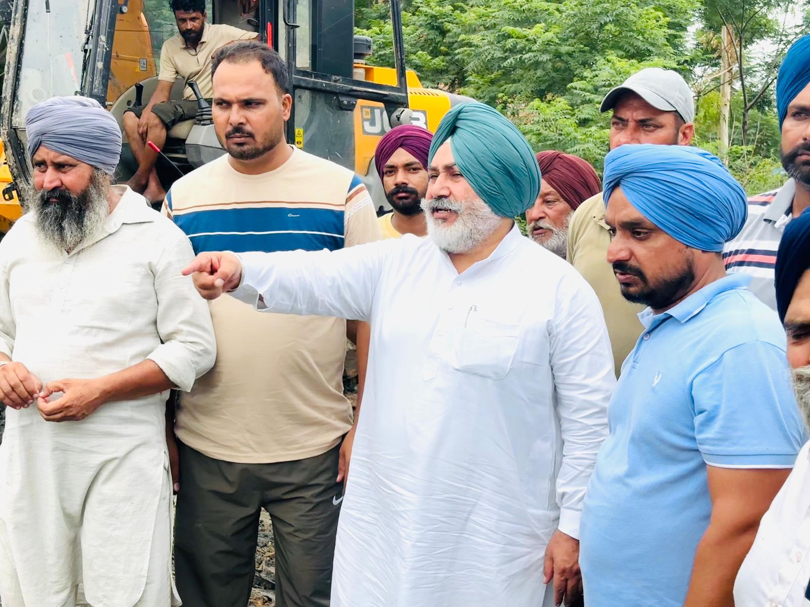 ਵਿਧਾਇਕ ਚੇਤਨ ਸਿੰਘ ਜੌੜਾਮਾਜਰਾ ਵੱਲੋਂ ਪਿੰਡ ਡਕਾਲਾ ਵਿਖੇ ਛੱਪੜ ਦੀ ਸਫ਼ਾਈ ਦੇ ਕੰਮ ਦਾ ਜਾਇਜ਼ਾ,